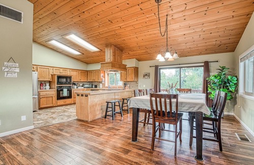 Oakhurst House | Eastwood Escape - 1 bedroom home with 🔥 Hot Tub 🔥