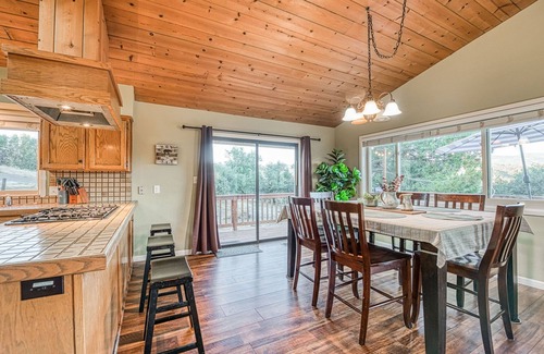 Oakhurst House | Eastwood Escape - 1 bedroom home with 🔥 Hot Tub 🔥