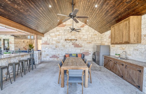 Sabinal House | Eastwood Hideout, Private Pool, Wi-Fi, @ Frio River Vacation Rentals