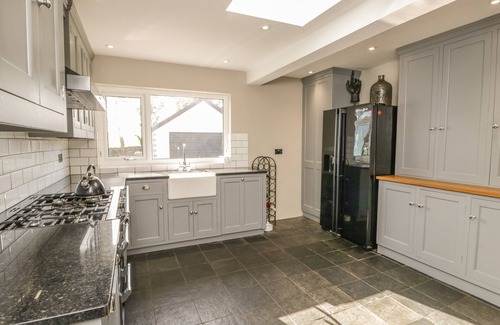 Rampside Cottage | EASTWOOD HOUSE, pet friendly, with open fire in Barrow-In-Furness