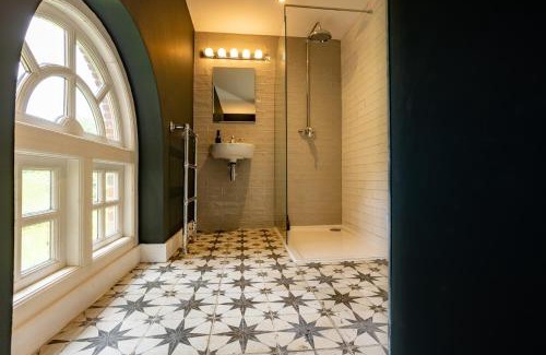 Cowbeech House | Eastwood Observatory: 12 bedrooms, swimming pool and tennis court