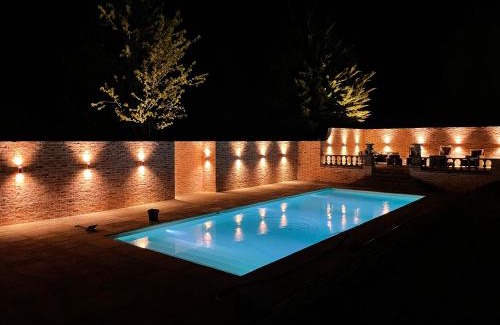 Cowbeech House | Eastwood Observatory: 12 bedrooms, swimming pool and tennis court