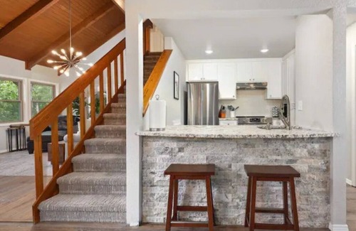 Bella Vista House | Easy access to bike, hike, golf or paddle from this Bella Vista retreat!