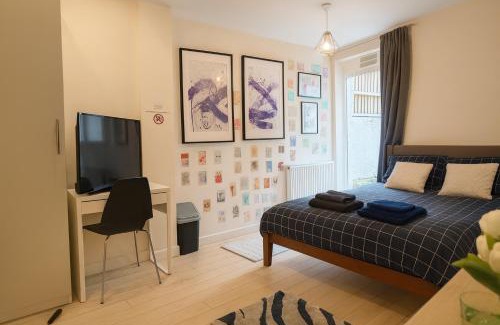 Junction House | Easy Access to Central London-Private Ensuite & Terrace