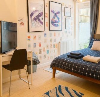 Junction House | Easy Access to Central London-Private Ensuite & Terrace