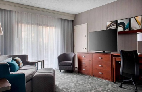 Mahwah House | Easy Access to Crossroads Corporate Center! FREE Parking, Pool, Pets Allowed!