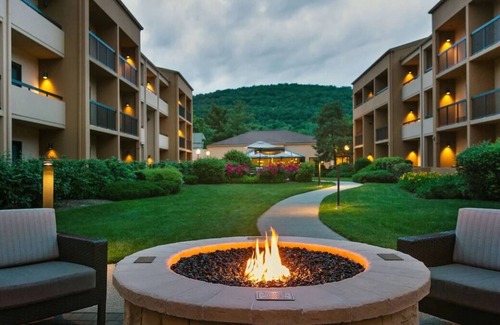 Mahwah House | Easy Access to Crossroads Corporate Center! FREE Parking, Pool, Pets Allowed!
