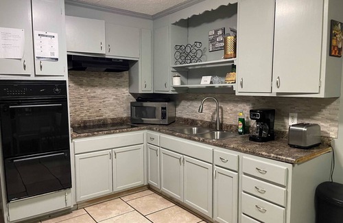 Normal House | Easy Access to Downtown - The Blue Spring Oasis