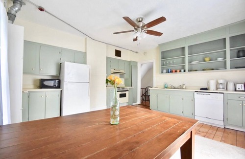 Brunswick Apartment | Easy Breezy Downtown Brunswick 2 BR