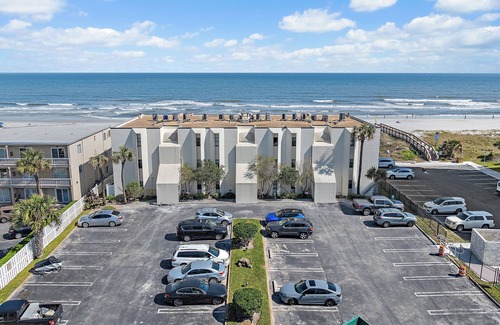 Jacksonville Condo | Easy Breezy Oceanfront ground floor condo in amazing Jax Beach, near Mayo