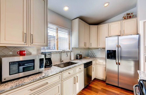 Littleton House | ★ Easy Check-in ★ By Downtown Littleton ★ Full Kitchen ★