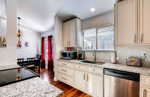 Littleton House | ★ Easy Check-in ★ By Downtown Littleton ★ Full Kitchen ★