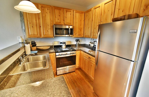 Dillon Condo | Easy Drive to 6 Ski Areas. Walk to Dining, Shops. 2 Decks, Grill, Garage