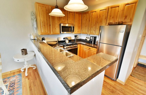 Dillon Condo | Easy Drive to 6 Ski Areas. Walk to Dining, Shops. 2 Decks, Grill, Garage