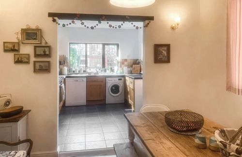 Gorleston-on-Sea Cottage | Easy stroll to the sandy beach with harbour views to watch the ships arrive.