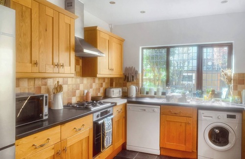 Gorleston-on-Sea Cottage | Easy stroll to the sandy beach with harbour views to watch the ships arrive.