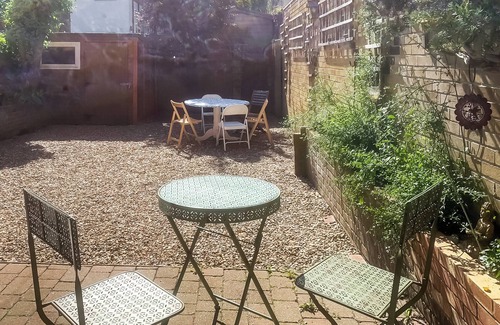 Gorleston-on-Sea Cottage | Easy stroll to the sandy beach with harbour views to watch the ships arrive.