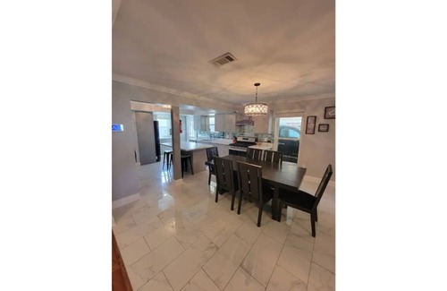 Little Woods House | Easy Uber to ALL Major Parades! Large Group!