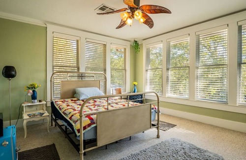 Sulphur Springs House | Easy Walk or Drive to Downtown