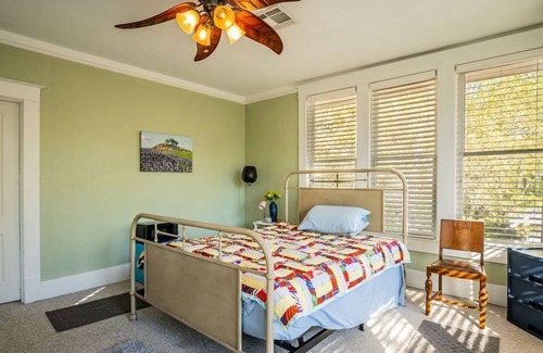 Sulphur Springs House | Easy Walk or Drive to Downtown