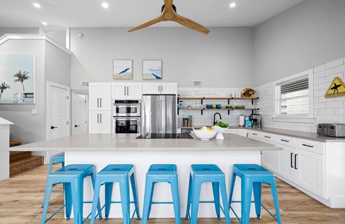 Port Aransas House | Easy walk to the beach, double deck w/ocean view! Sleeps 10 in 8 separate beds!