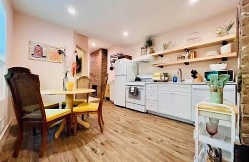 Pittsburgh House | Eat-In Kitchen - Designer Chic - Steps from AGH!