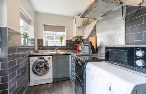 Sheffield House | Eat, Stroll, Stay in a Spacious 4-Bed Home in Sheffield