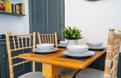 Sheffield House | Eat, Stroll, Stay in a Spacious 4-Bed Home in Sheffield