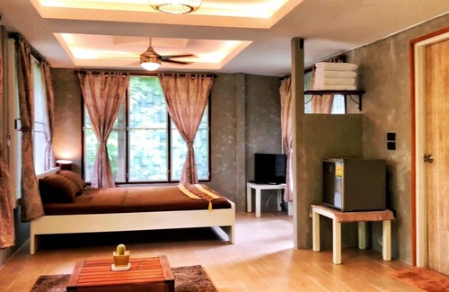 U Thong Bed & Breakfast | EAUSTAY Private room with Little Jungle