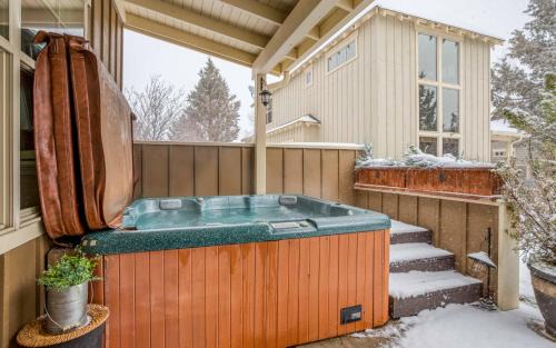 Redmond House | Eazy Inn at Eagle Crest - Meredith Lodging