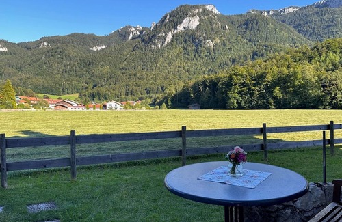 Hohenaschau im Chiemgau Apartment | Ebenerdige Ferienwohnung Schlossblick 60 qm, Separates Schlafzimmer, Terrasse