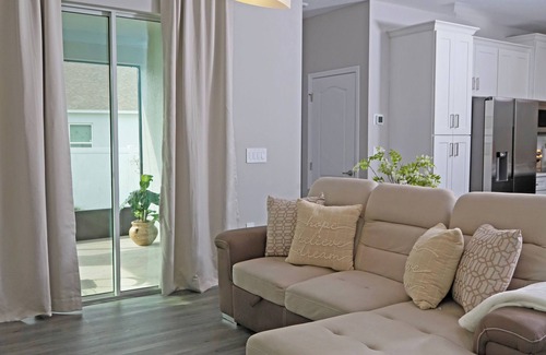 Palm Bay House | Ebenezer House 3-bedroom in awesome Palm Bay with AC, treadmill room