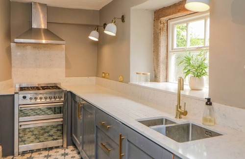 Hope Valley Cottage | EBENEZER HOUSE, pet friendly, character holiday cottage in Hope