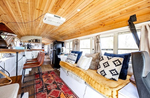 Grandview Villa | Eccentric Converted Bus, Perfect for a Tennessee Vacation