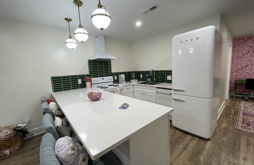 Pikeville Apartment | Eccentric Privy-Sleeps6. 2nd floor & outdoor deck