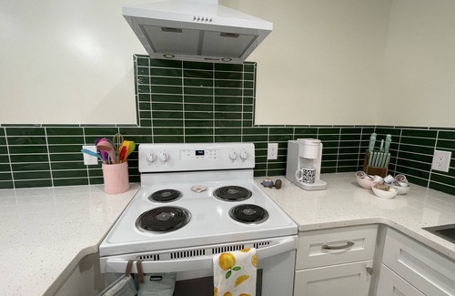 Pikeville Apartment | Eccentric Privy-Sleeps6. 2nd floor & outdoor deck