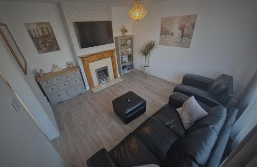 Ecclesfield House | Ecclesfield Cottage - Two Bedrooms in Sheffield near Peak District with fast Wi-Fi, off-street parking and garden