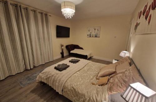 Ecclesfield House | Ecclesfield Cottage - Two Bedrooms in Sheffield near Peak District with fast Wi-Fi, off-street parking and garden