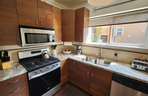 Elysian Heights Apartment | Echo Park Canyon - laundry, parking, large pationn