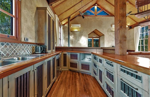 Wharparilla House | Echuca Riverfront Holiday Home with private pontoon and river access- Banyandah