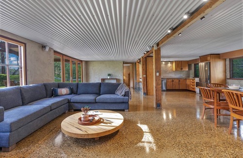 Wharparilla House | Echuca Riverfront Holiday Home with private pontoon and river access- Banyandah