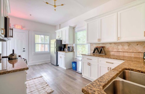 King House | Eclectic 2BR - Victorian Charm - Steps to Fun