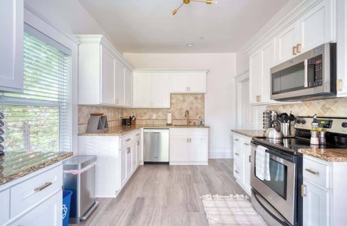 King House | Eclectic 2BR - Victorian Charm - Steps to Fun