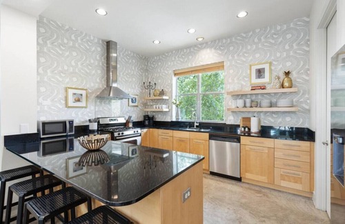 Fort Worth House | Eclectic 3-Story Townhouse - Central Location!