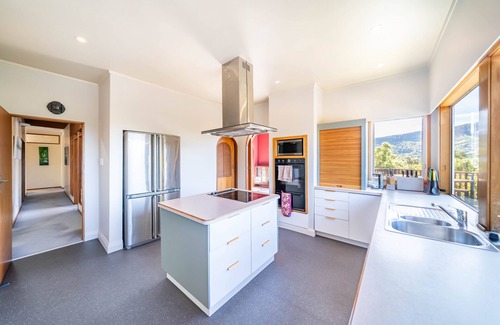 Tawa Villa | Eclectic 70s Mansion