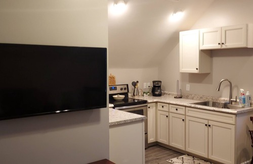 Woods Cross Roads Apartment | Eclectic Apartment- 2-4 friends- Family centered. Safe Neighborhood
