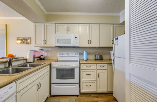 Morehead City Condo | Eclectic Atlantic Beach Condo w/Amenity Access!