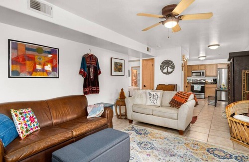 Southside House | Eclectic Condo 5-min to Meow Wolf
