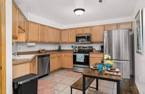 Southside House | Eclectic Condo 5-min to Meow Wolf