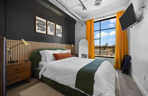 Traverse City Apartment | Eclectic Condo with Hot Tubs and E-Bikes